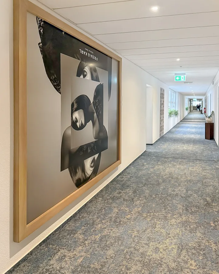 Hotelflur mit großformatigem Kunstwerk