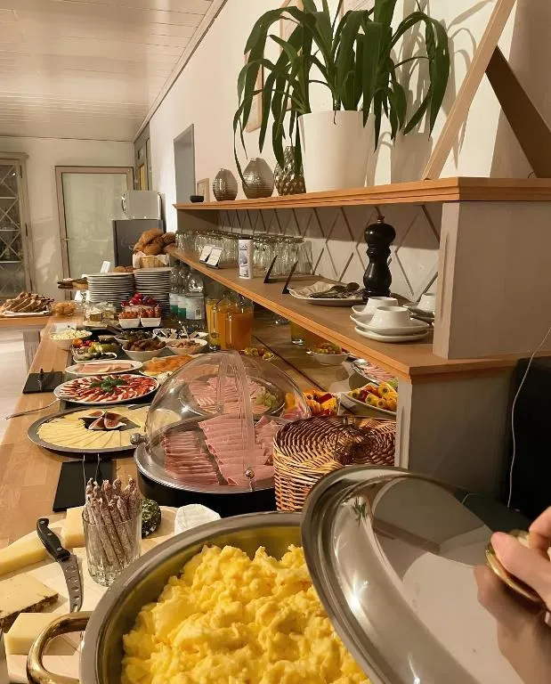 Frühstücksbuffet mit Rührei, Aufschnitt und Käse