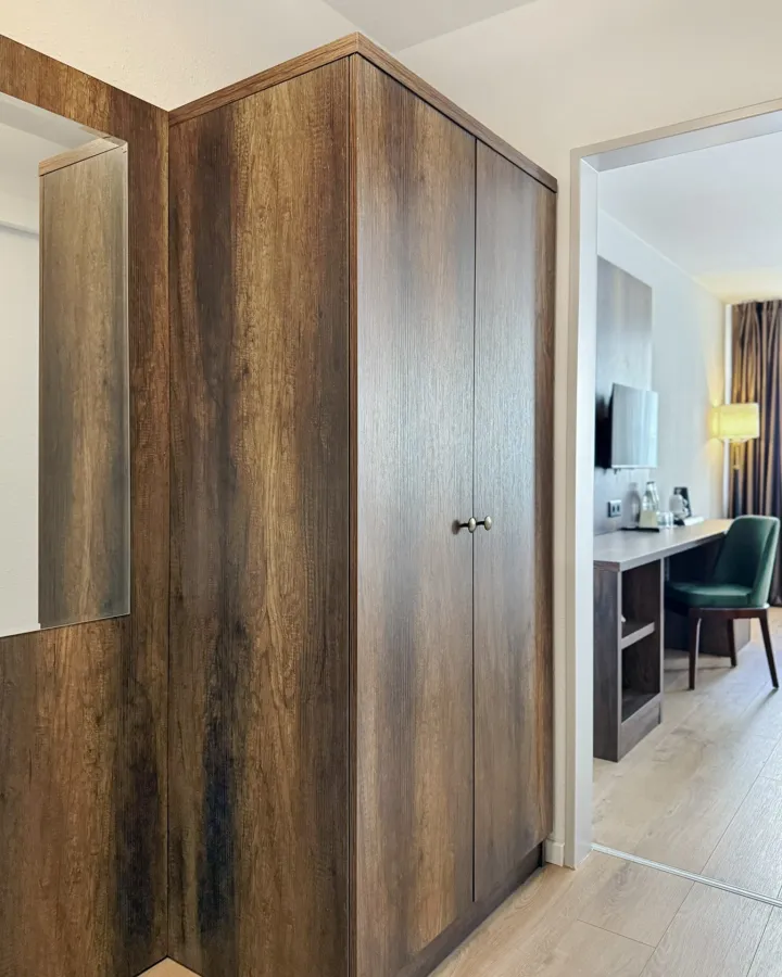 Kleiderschrank in Holzoptik im Hotelzimmer