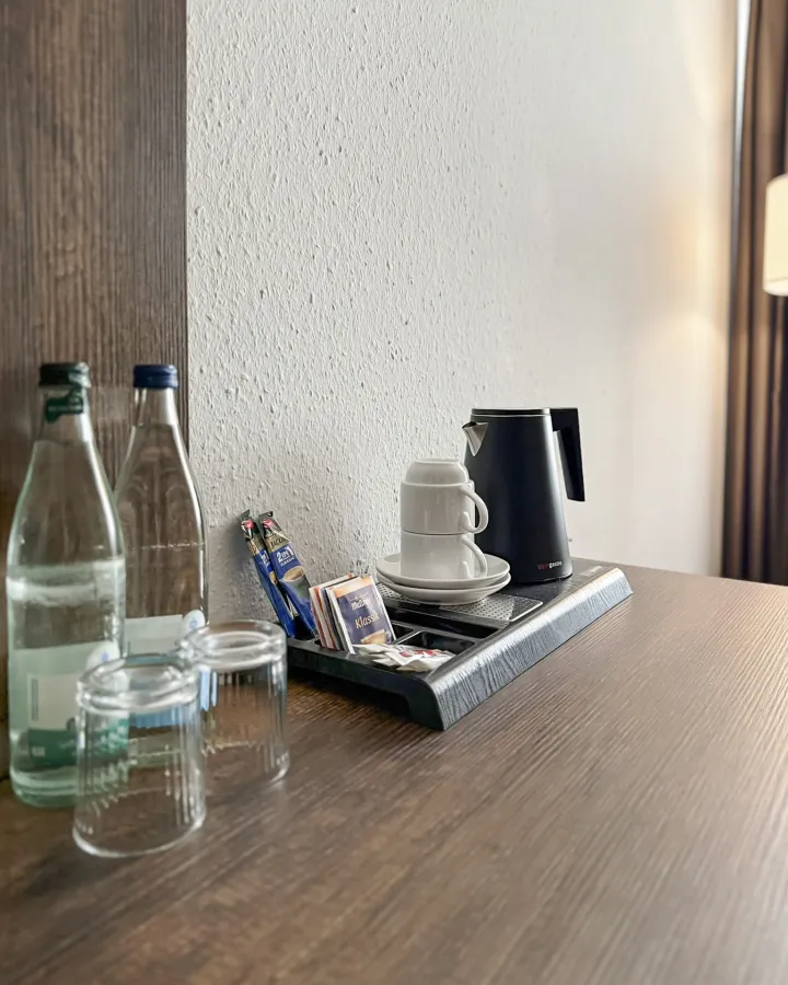 Wasserkocher, Tee und Wasser auf dem Schreibtisch